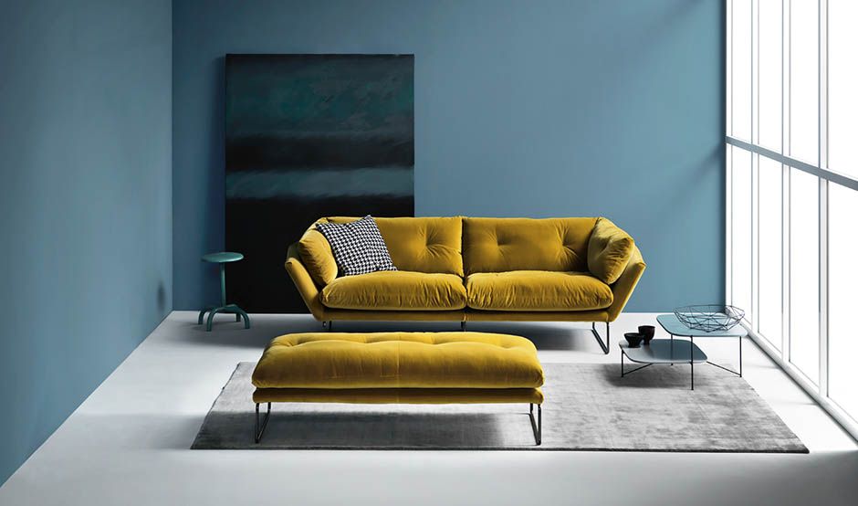Divano New York Suite di Saba in velluto giallo, con pouf